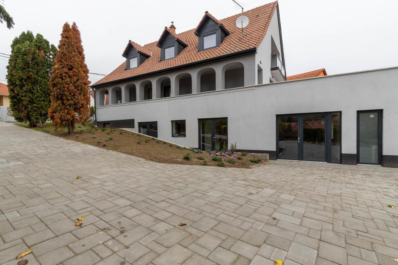 Villa Berc 艾格扎洛克 外观 照片