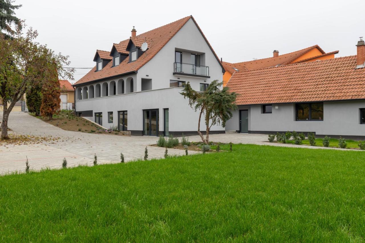 Villa Berc 艾格扎洛克 外观 照片